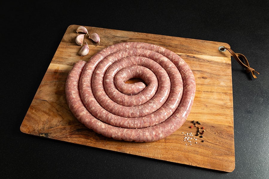 Saucisson sec enroulé sur une planche